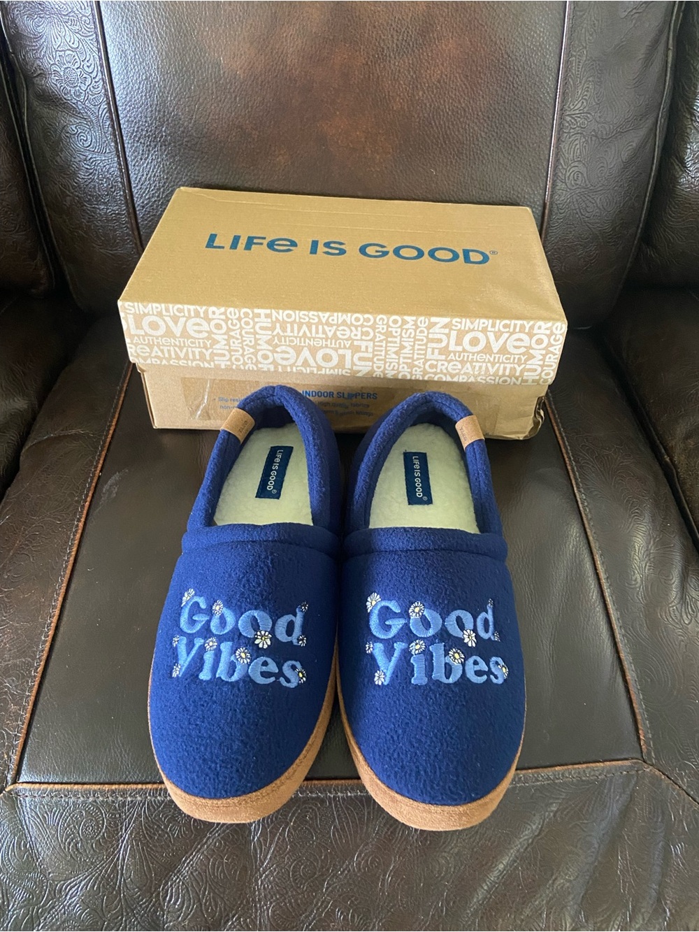 Life Is Good “Good Vibes” Fleece A-Line Slippers Size 9 (NIB)